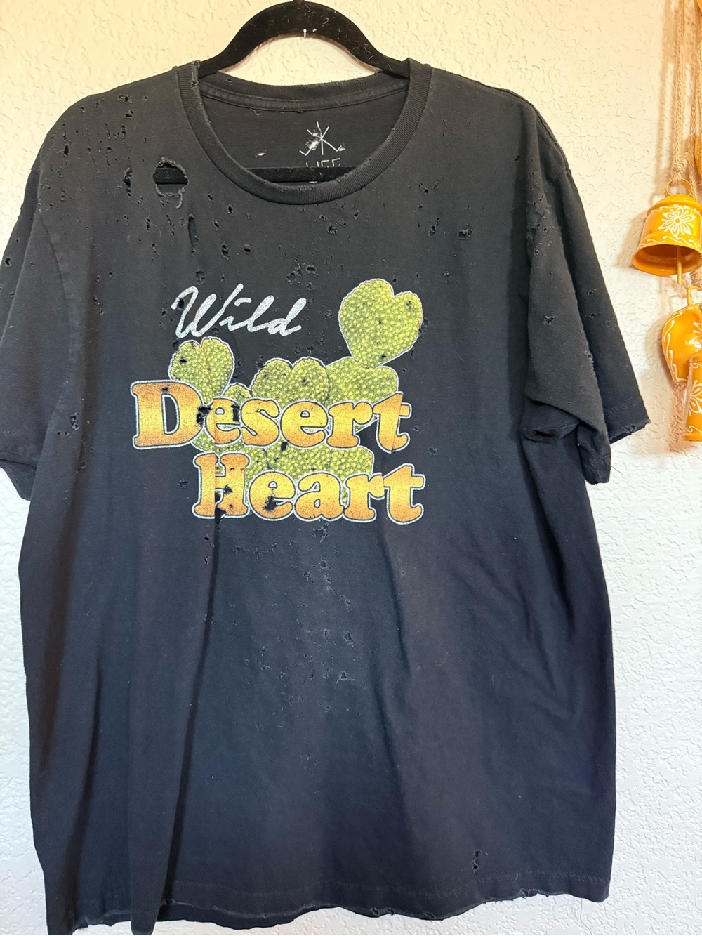 LIFE CLOTHING CO DISTRESSED WILD DESERT HEART, BLACK, XL